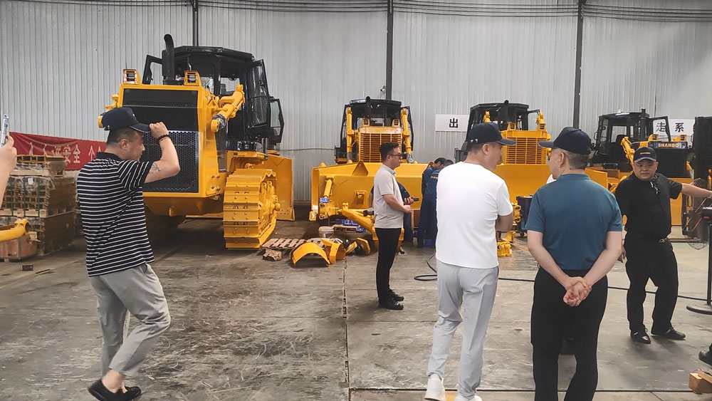 العملاء الصينيون المحليون يزورون المصنع ويشترون جرافات SD46 وحفارات SH220