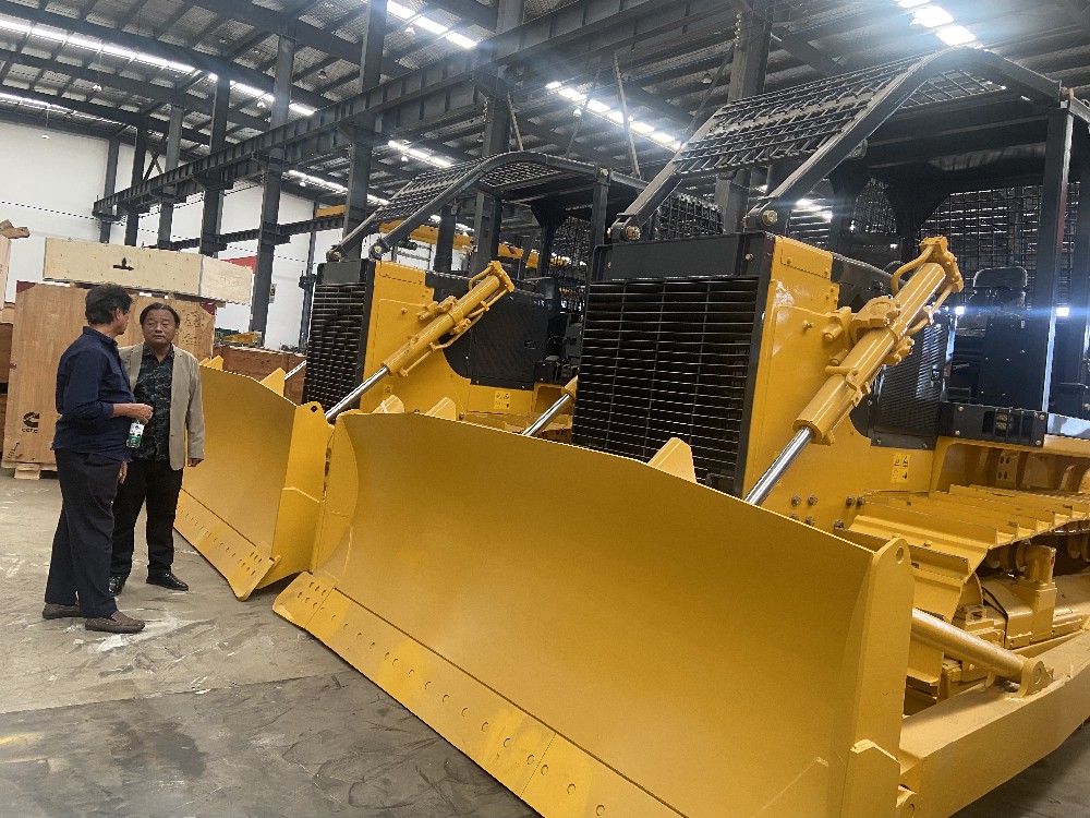 العملاء البنغلاديشيون يزورون مصنع الجرافات الصيني لشراء الجرافات SD22F إصدار الغابات 235HP